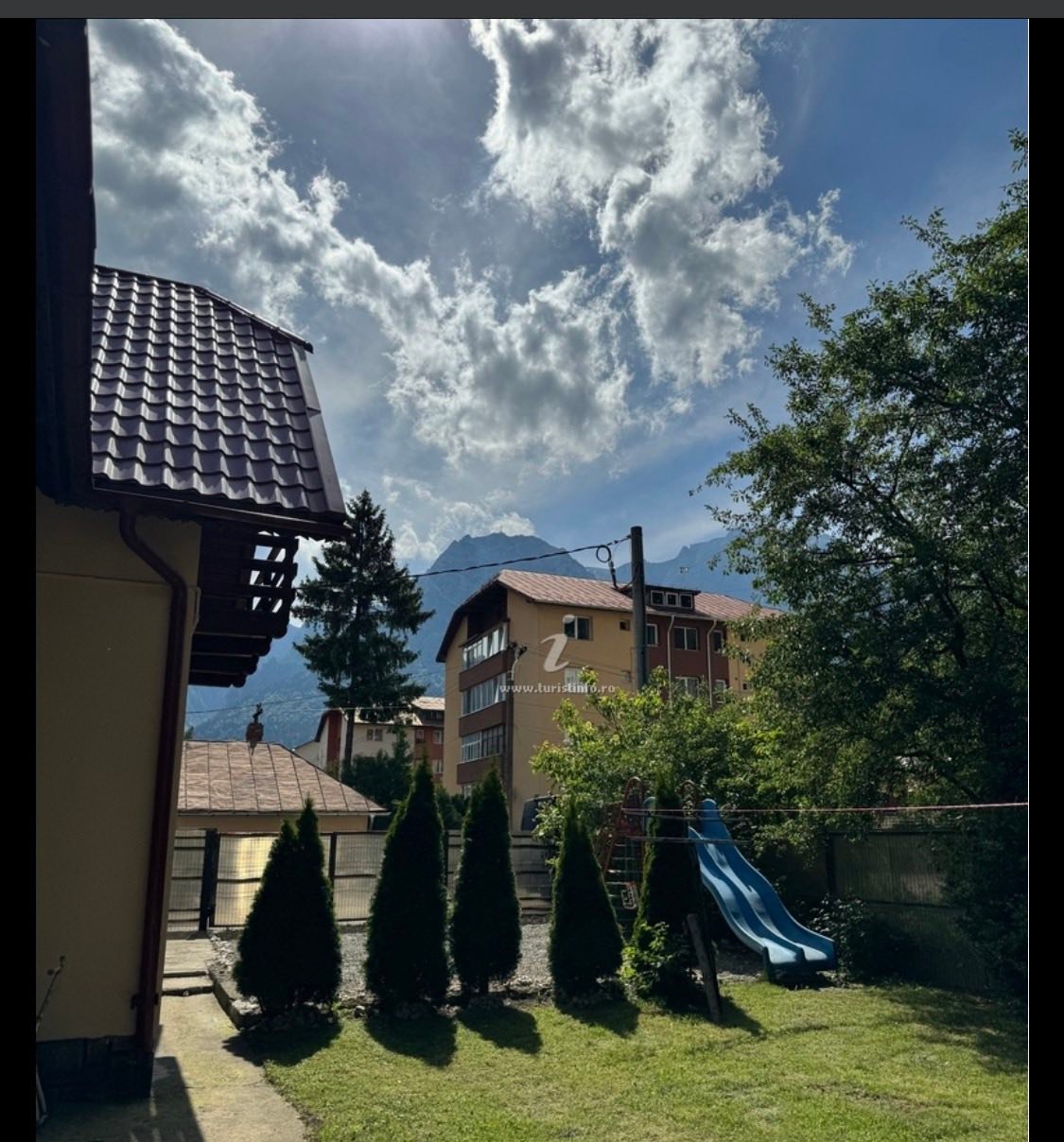 Curtea și priveliștea Pensiunii Pirvu